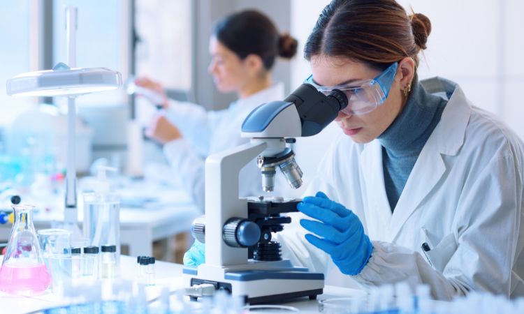 ¿En qué consisten los análisis clínicos en laboratorio?