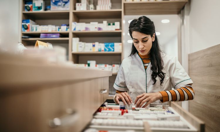 Descubre por qué se corta el código de barras de los medicamentos en farmacias y su relación con la seguridad social.